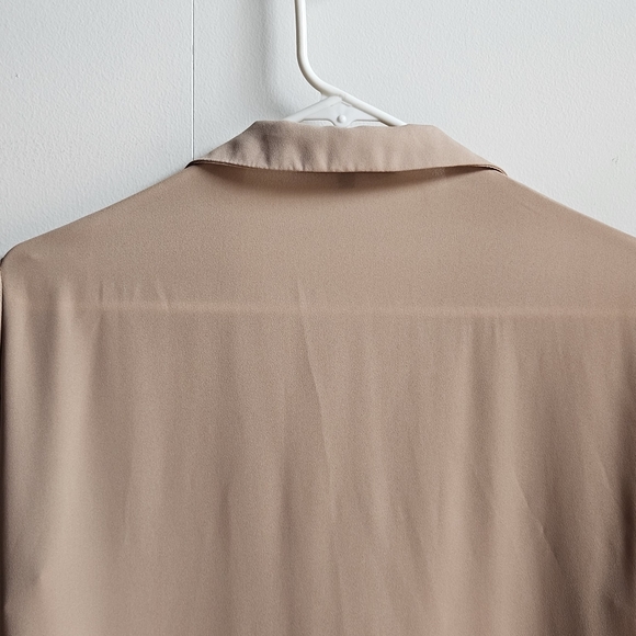 Olivaceous Collared V-Neck Blouse in Women's Small - Picture 11 of 16